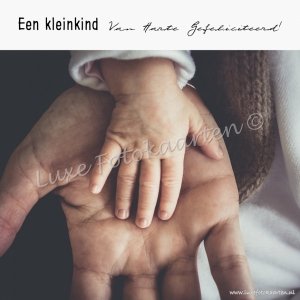 Geboorte Kleinkind - grote en kleine hand